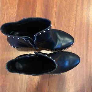 Super cute black leather ankle boots with studs 37